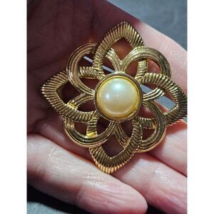 **Last Chance!! Final Sale** Gold tone vintage diamond shaped brooch